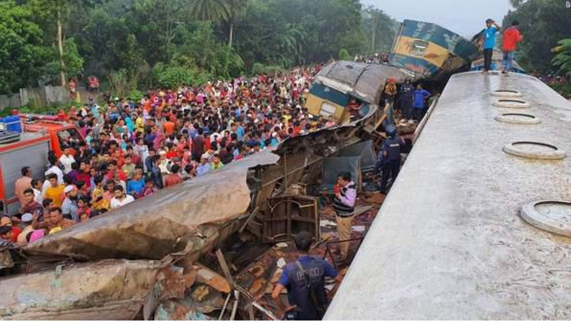 Al menos 16 muertos y varios heridos por choque de trenes en Bangladesh