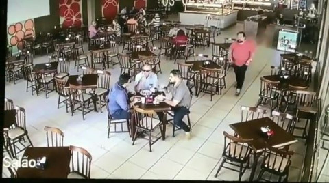 Sujeto falla al disparar a un hombre y termina brutalmente golpeado