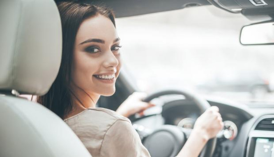 Estudio revela que las mujeres son mejores al volante