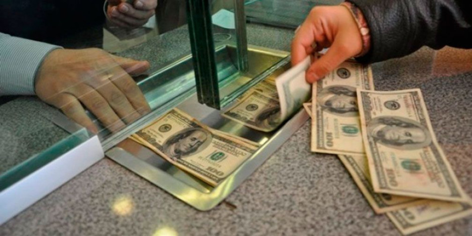 Dólar se vende en 19.65 pesos en el AICM