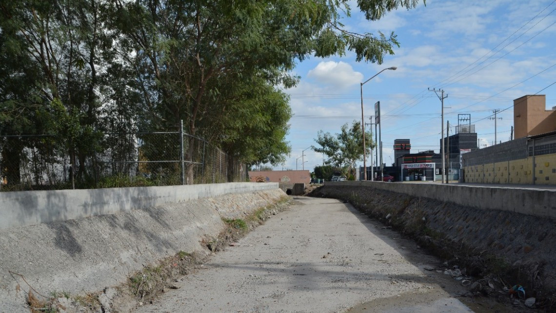 Realizan limpieza y saneamiento en drenes