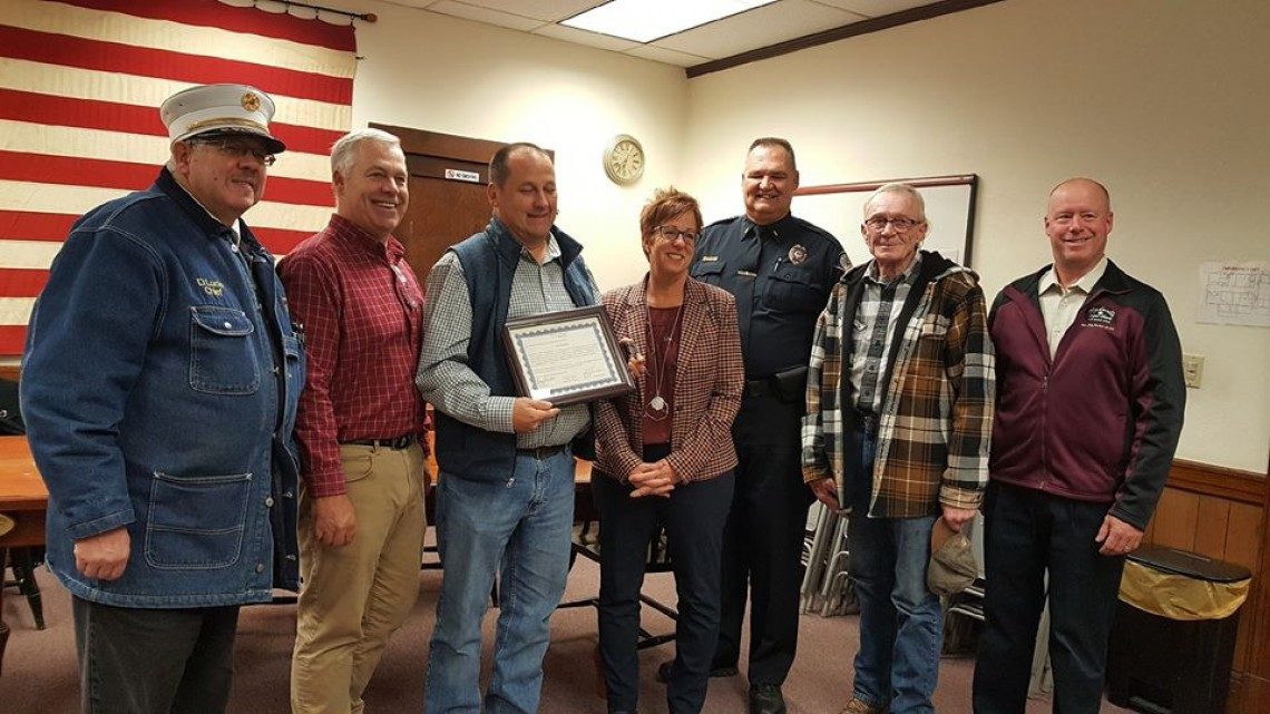 Hombre se convierte en héroe al salvar a conductor dentro de auto en llamas