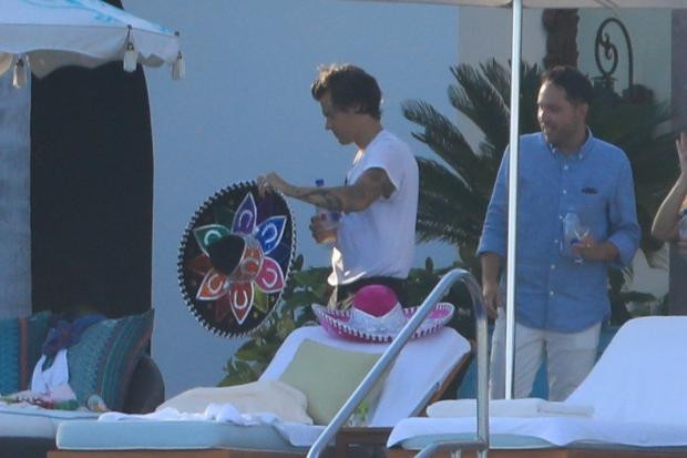 Captan a Harry Styles de visita en Cabo San Lucas