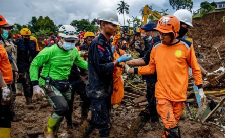 Se eleva a 321 el número de muertos tras terremoto en Indonesia