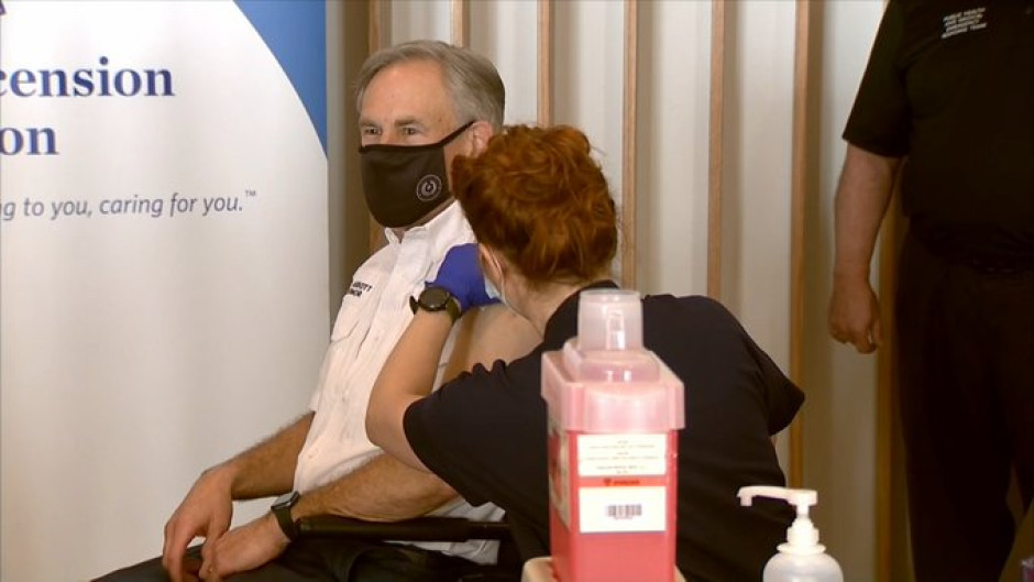  El gobernador de Texas, Greg Abbott, recibe vacuna contra el Covid-19