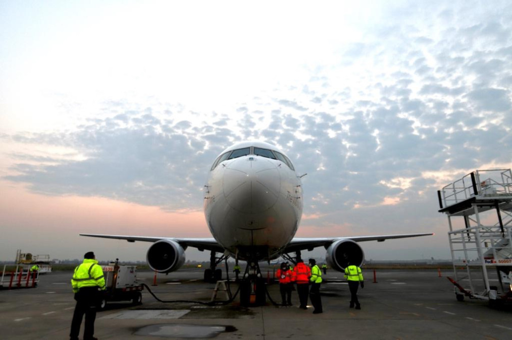 Llega de EU tercer avión con insumos para atender COVID-19