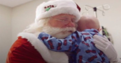 Niño con cáncer pide de último deseo conocer a Santa Claus y muere en sus brazos