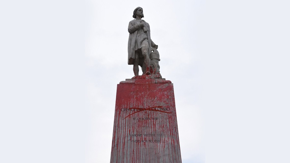 La estatua de Cristóbal Colón es vandalizada en Bolivia