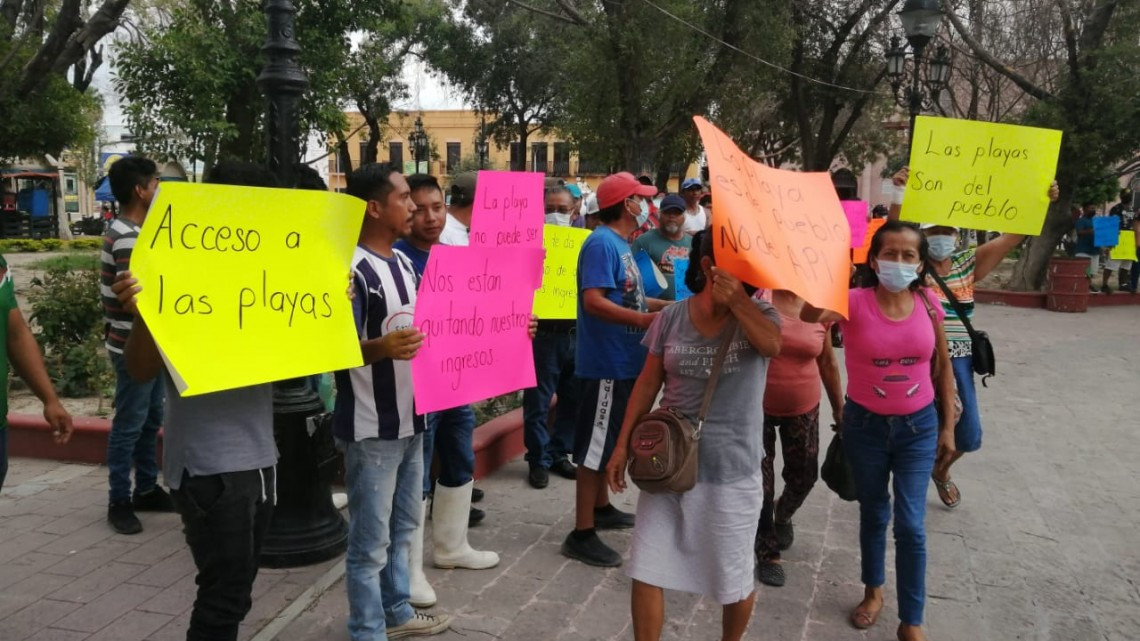 Pescadores se manifiestan en contra de obra que hace la API en el puerto de Matamoros