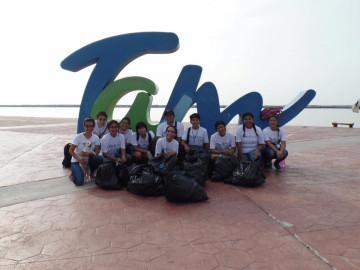 Limpian jóvenes voluntarios Playa Miramar