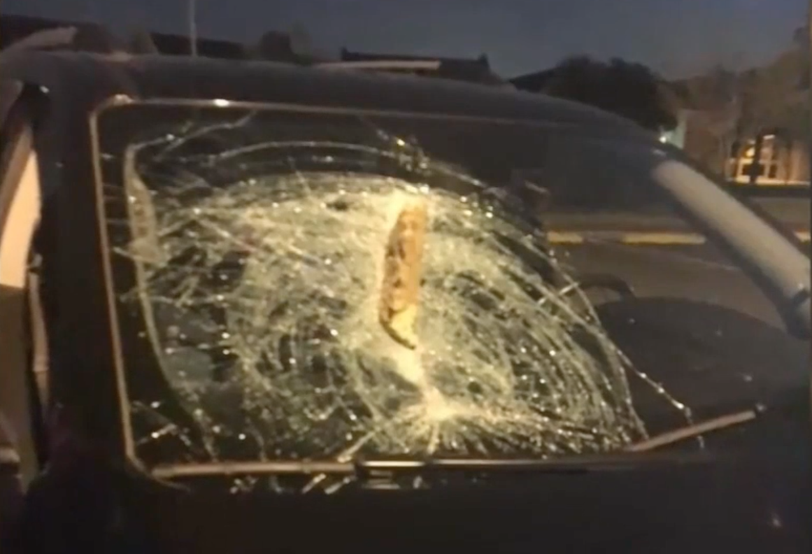 Jóvenes atacan a conductores con ladrillos