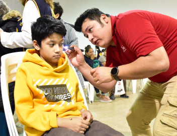 Cambian vidas con entrega de 600 aparatos auditivos