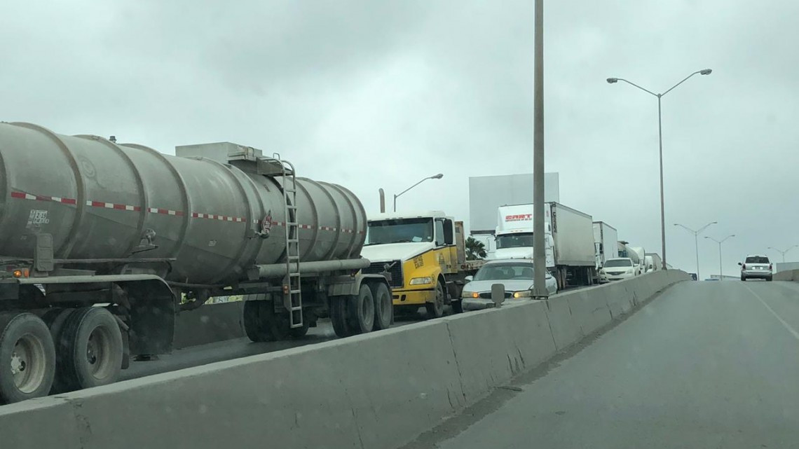 Continúan largas filas en el puente “Los Tomates”