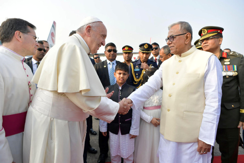 Papa Francisco llega a Bangladesh en medio de crisis rohingya