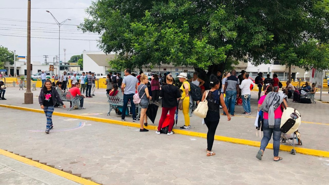 Invita INM a cubanos a desalojar la zona federal del puente nuevo