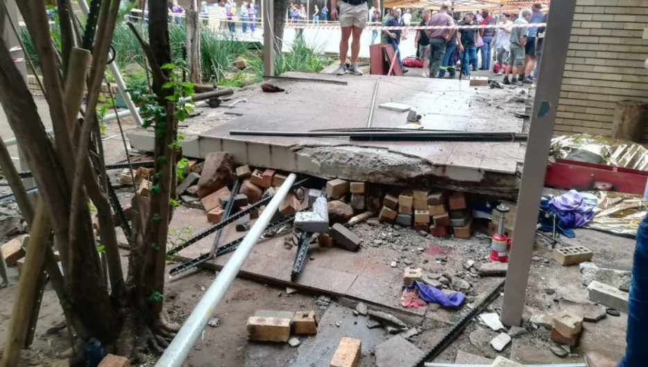 Mueren tres niños tras derrumbe en un colegio en Sudáfrica