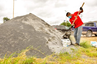 DIF Reynosa entrega costales de arena