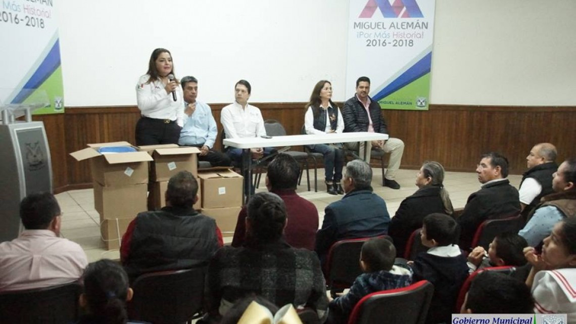 Entregan mochila con útiles escolares en Miguel Alemán 