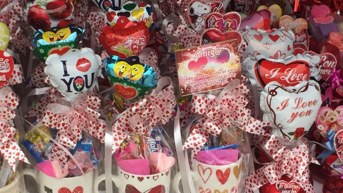 Celebran el día del amor y la amistad con abrazos y besos