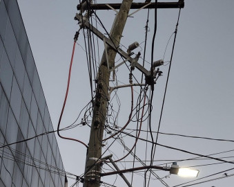 Demandan a CFE y Telmex, se responsabilicen por cables y postes en mal estado 