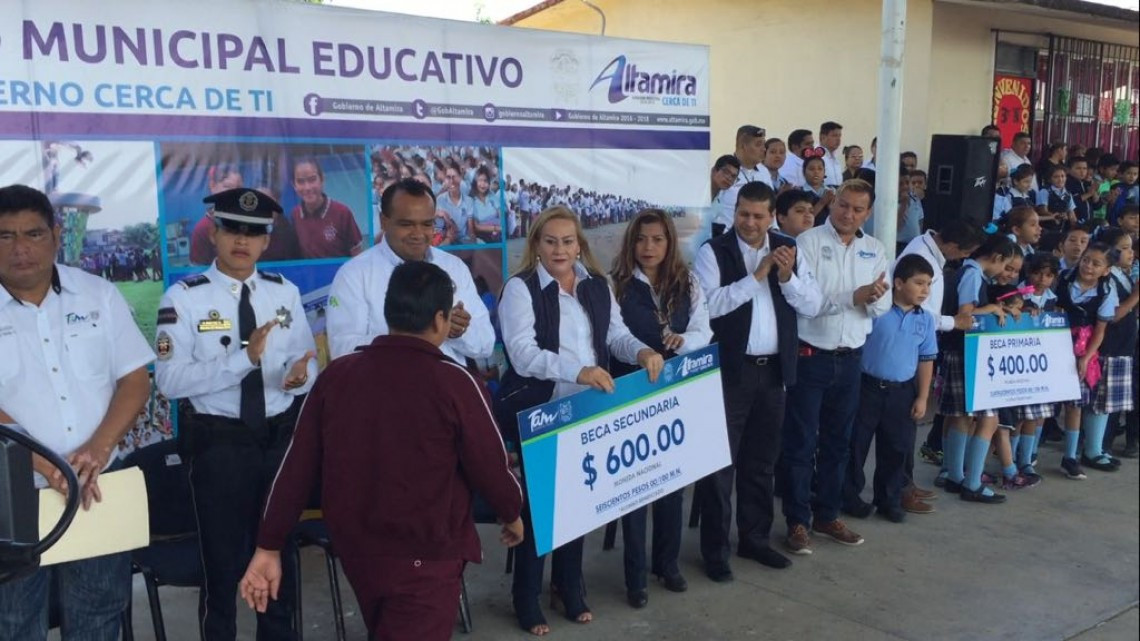 Entregan incentivos económicos municipales a estudiantes de Altamira