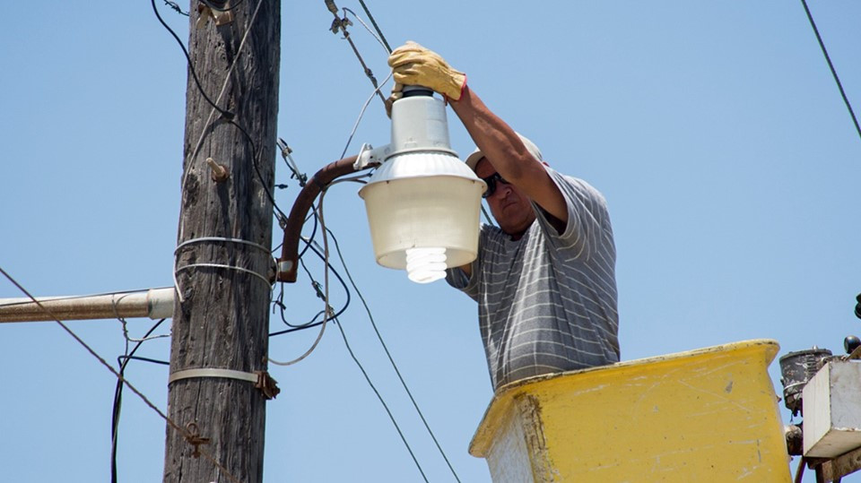 Rehabilitan alumbrado público en Valle Hermoso