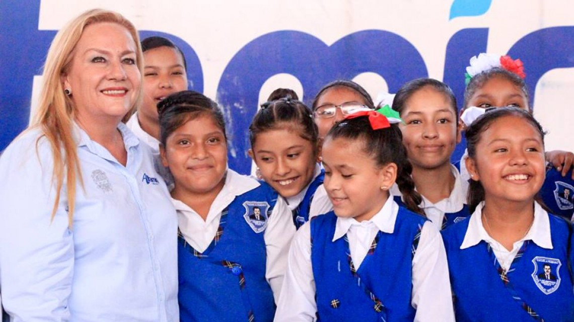 Alcaldesa inauguran plaza comunitaria