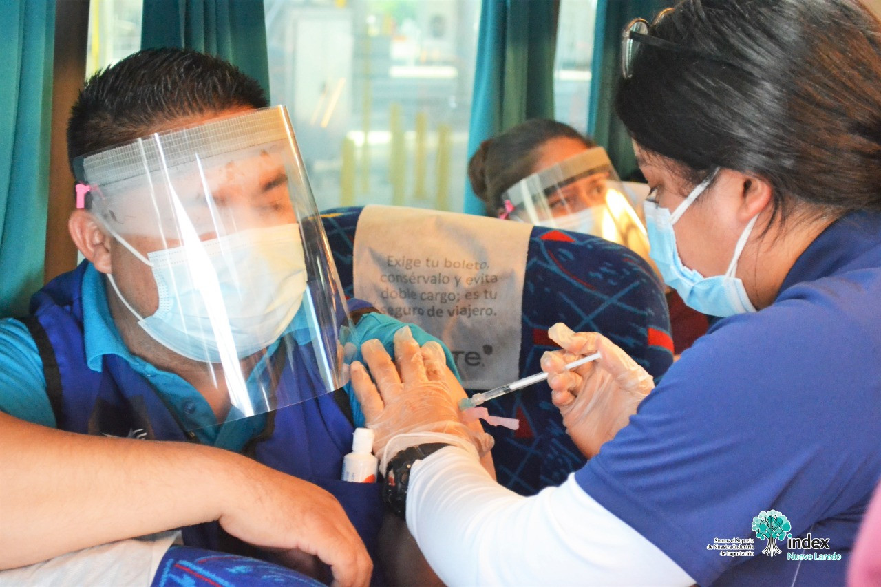 Vacunan a empleados de maquiladoras en Puente Internacional Juarez-Lincoln