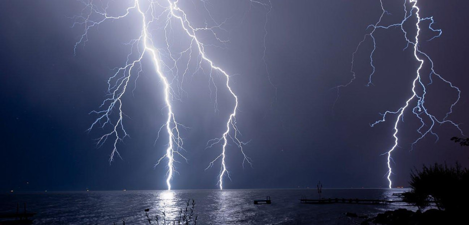 Rayo fulmina a dos marineros en el Caribe