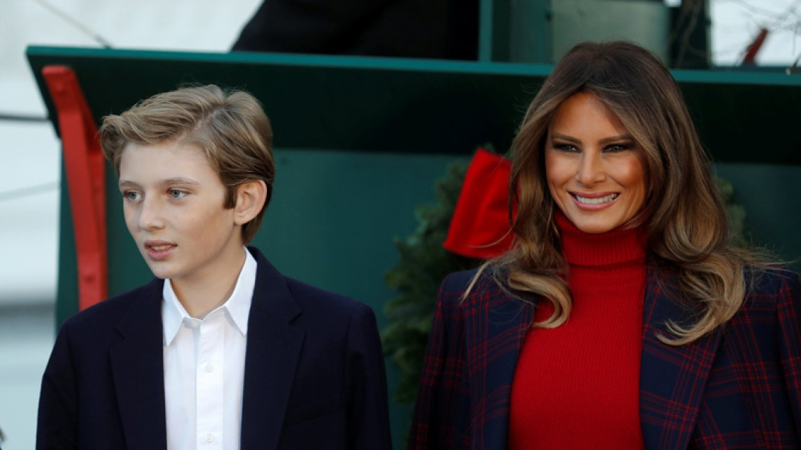 El primer árbol navideño de la familia Trump en la Casa Blanca
