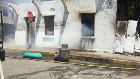Se incendia bodega de fierro viejo en Madero
