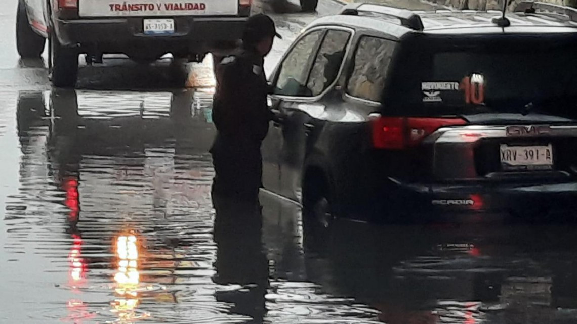 Auxilian a conductora que su camioneta quedo varada