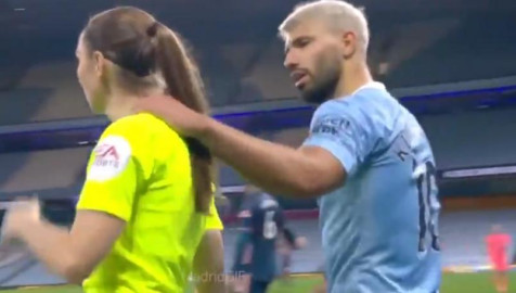 Críticas al ‘Kun’ por polémica con árbitra