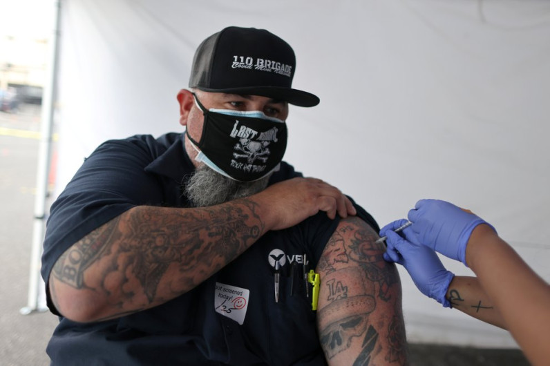 Mayores de 16 podrán vacunarse contra el COVID-19 en California desde abril