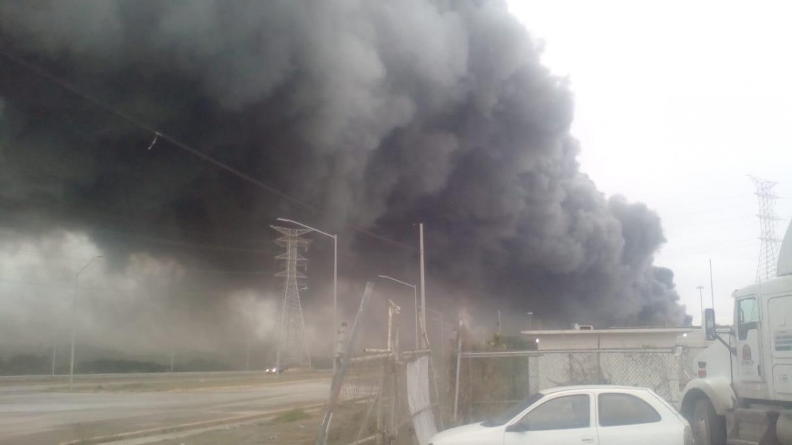 Arde bodega de fertilizantes en el puerto de Altamira