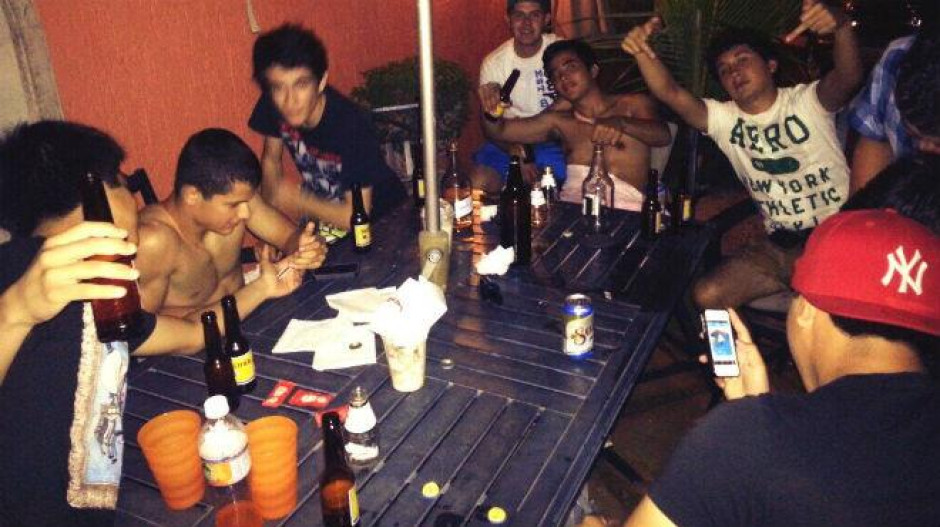 Buscan que edad legal para consumir alcohol sea a los 21