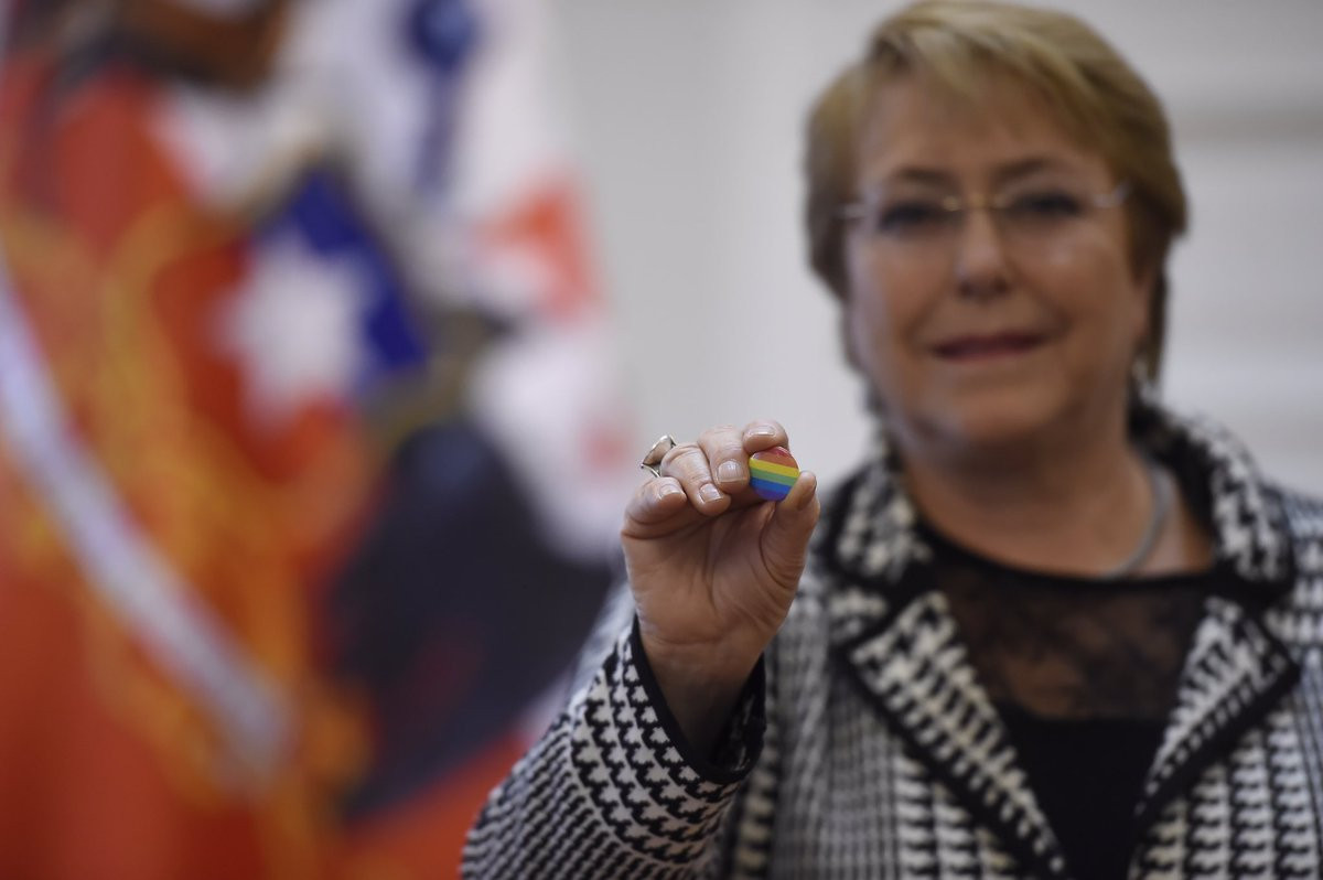 Michelle Bachelet firma proyecto de matrimonio igualitario