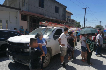 Vecinos retienen a empleados de CFE hasta que les restablecen servicio