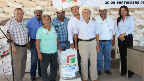 Entregan fertilizante granulado a citricultores de Padilla e Hidalgo