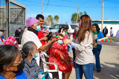 Celebran posada navideña a los abuelitos del grupo de comunitario de la colonia Lucio Blanco