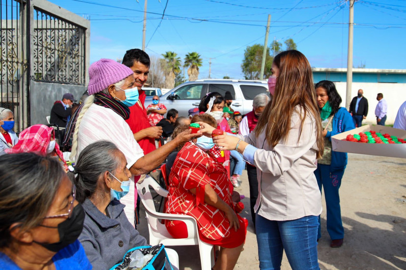 Celebran posada navideña a los abuelitos del grupo de comunitario de la colonia Lucio Blanco