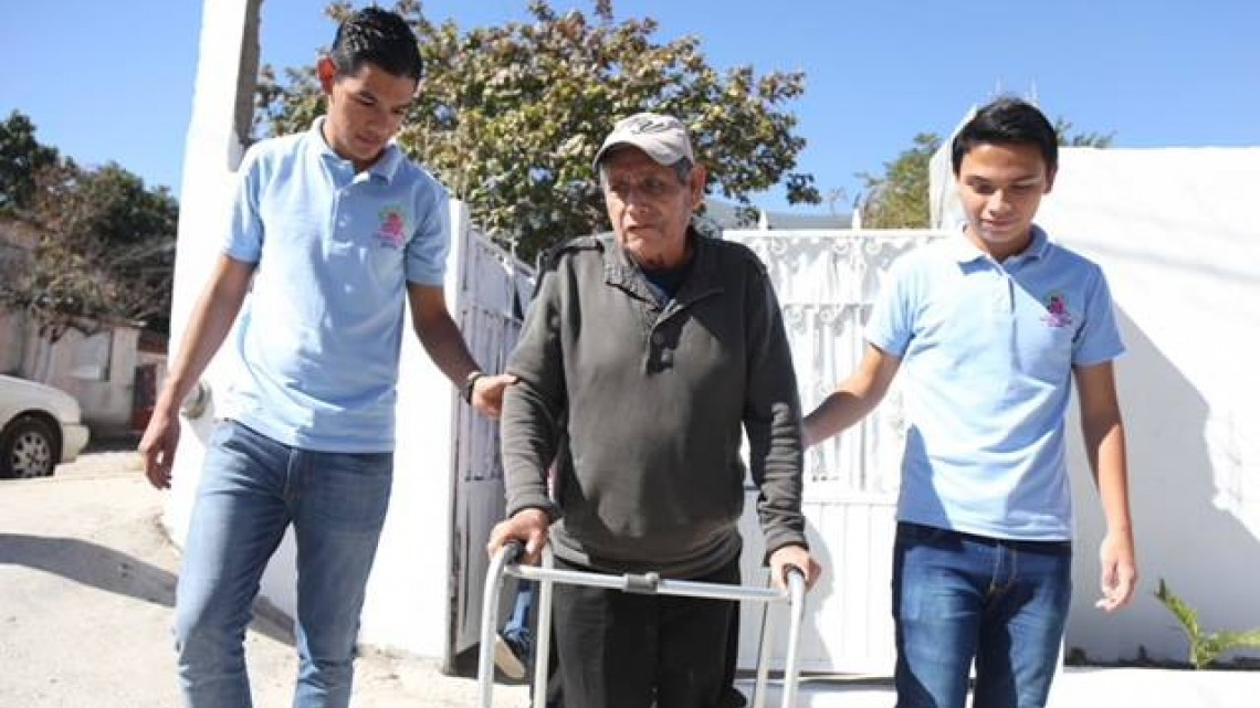 Voluntariado Juvenil otorga apoyo a adultos mayores