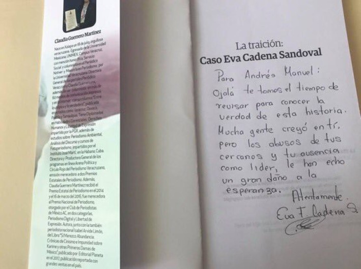 Eva Cadena entrega copia del libro “La Traición” a AMLO