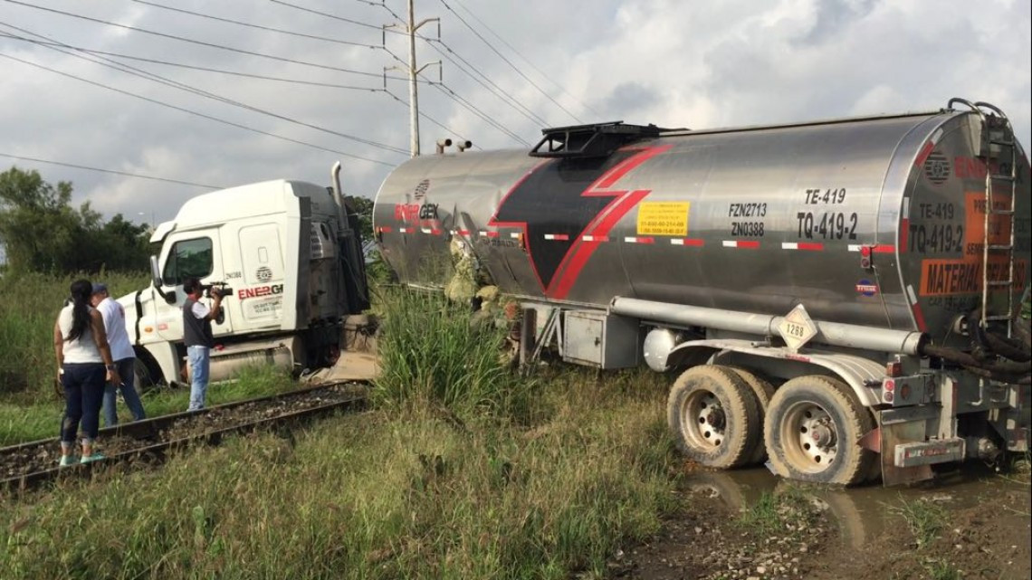 Tren embiste tráiler que transportaba material flamable