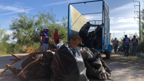 Limpian y retiran basura del Río Bravo
