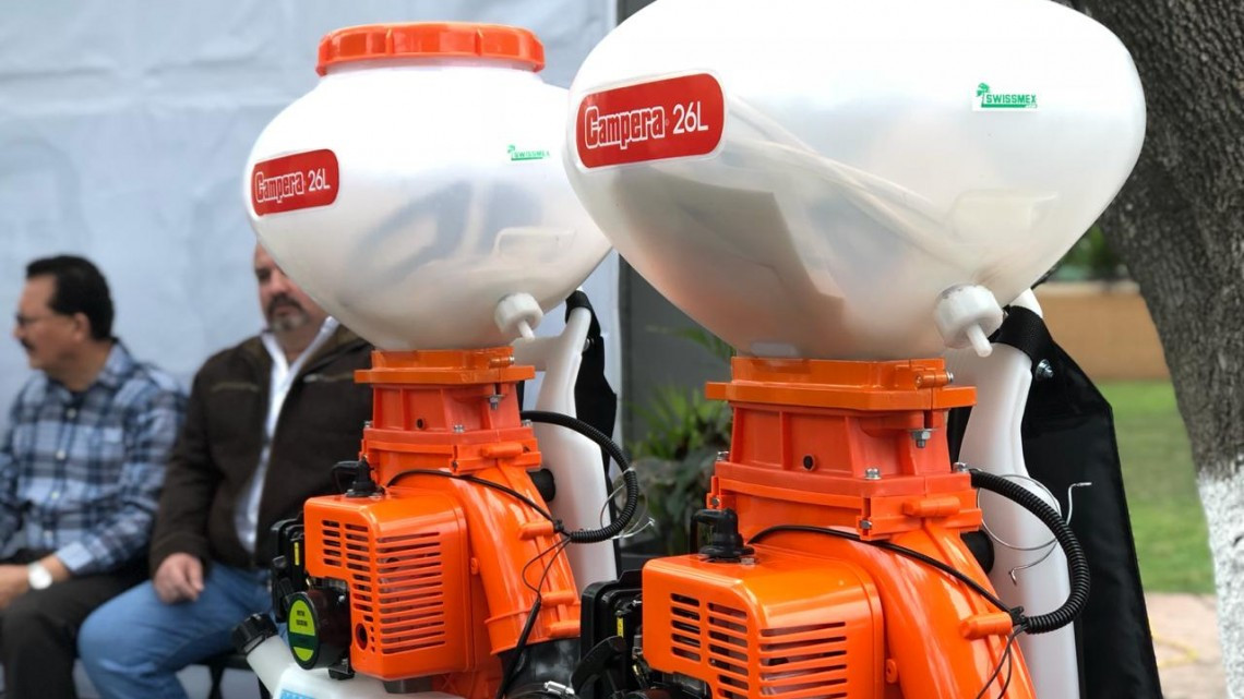 Entregan moto aspersoras a productores del campo