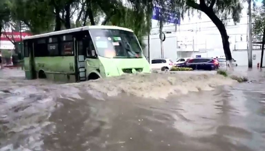 Fuertes lluvias inundan al Estado de México