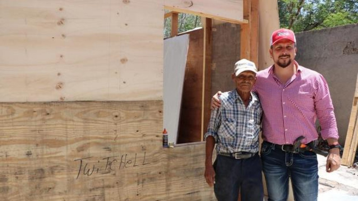 Alcalde ayuda con la reconstrucción de una casa de un abuelito 