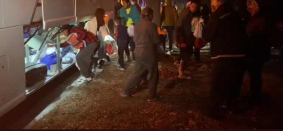 Migrantes pasan fría navidad afuera de residencia de Kamala Harris