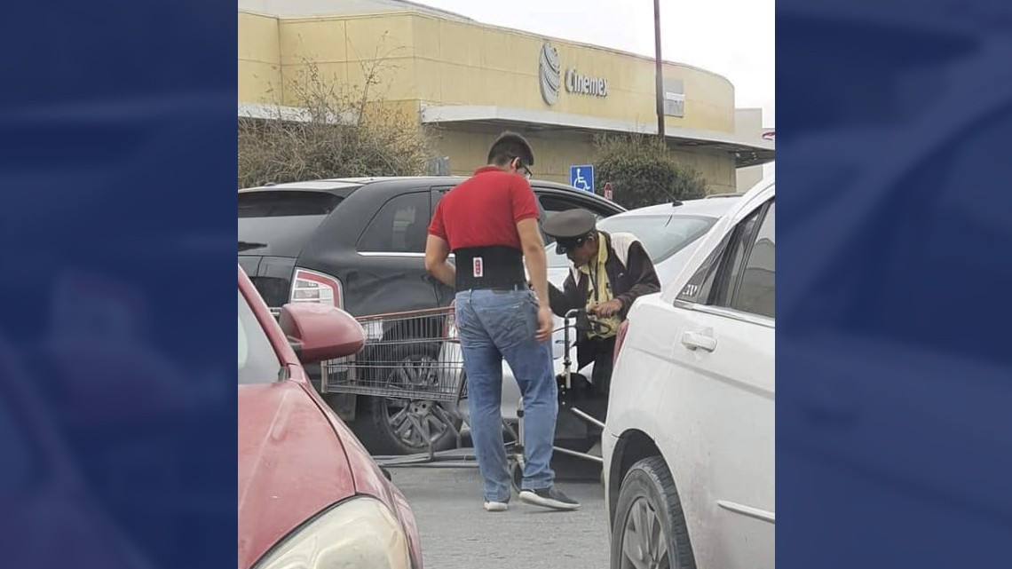 Joven es captado ayudando a un compañero con discapacidad
